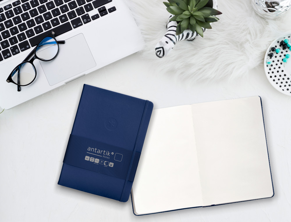 CUADERNO CON GOMILLA ANTARTIK NOTES TAPA DURA A5 HOJAS LISAS AZUL MARINO 100 HOJAS 80 GR FSC