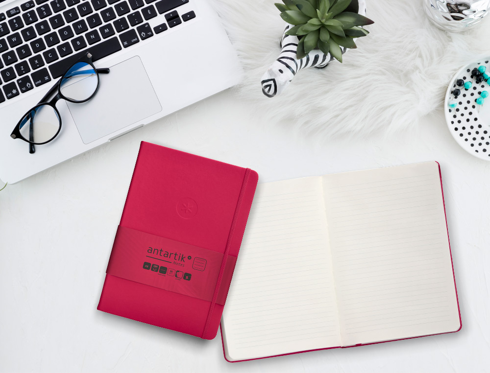 CUADERNO CON GOMILLA ANTARTIK NOTES TAPA DURA A5 HOJAS RAYAS BURDEOS 100 HOJAS 80 GR FSC