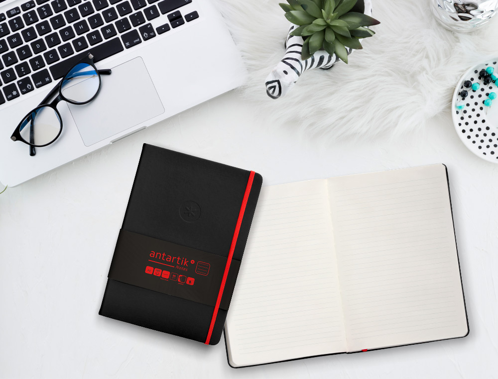 CUADERNO CON GOMILLA ANTARTIK NOTES TAPA DURA A5 HOJAS RAYAS NEGRO Y ROJO 100 HOJAS 80 GR FSC
