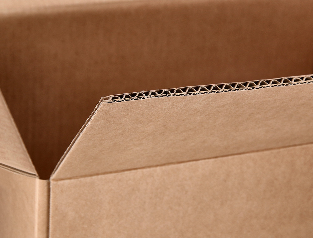 CAJA PARA EMBALAR Q-CONNECT AMERICANA ULTRA RESISTENTE CON ASAS CARTON CANAL DOBLE 7 MM COLOR KRAFT 600X400X290 MM