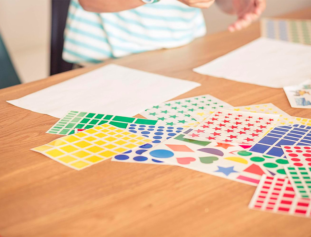 GOMETS LIDERPAPEL AUTOADHESIVO CUADRADO 20X20 MM AZUL ROLLO DE 2000 UNIDADES EN CAJA DE CARTON